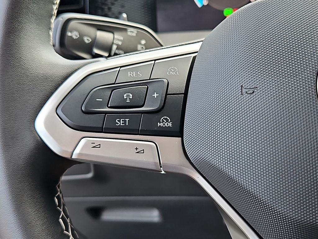 2025 Volkswagen Tiguan 2.0T SE